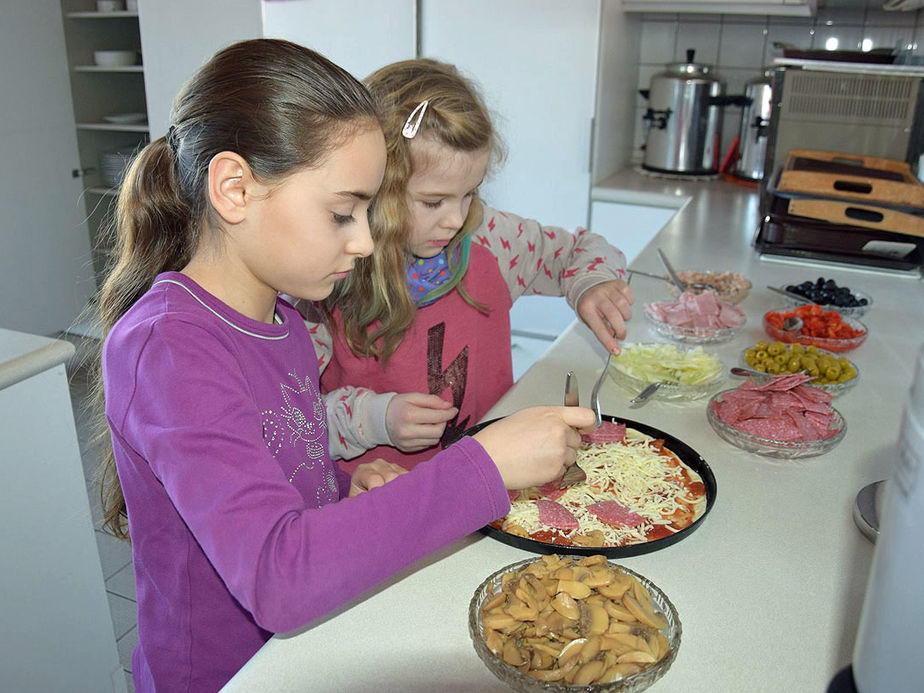 Gemeinde dankt den Sternsingern mit einem Pizzabacken 